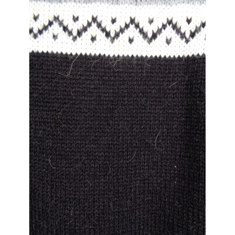 Elegant Black and White Patterned Hooded Sweater - Picture 15 of 16